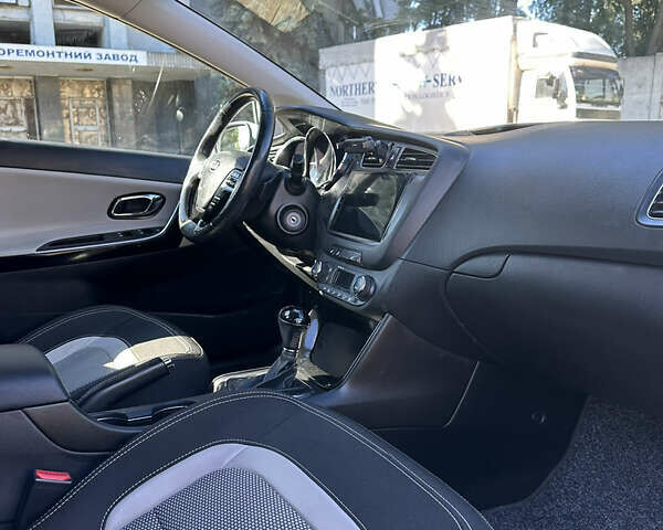 Белый Киа Сид, объемом двигателя 1.58 л и пробегом 107 тыс. км за 11500 $, фото 5 на Automoto.ua