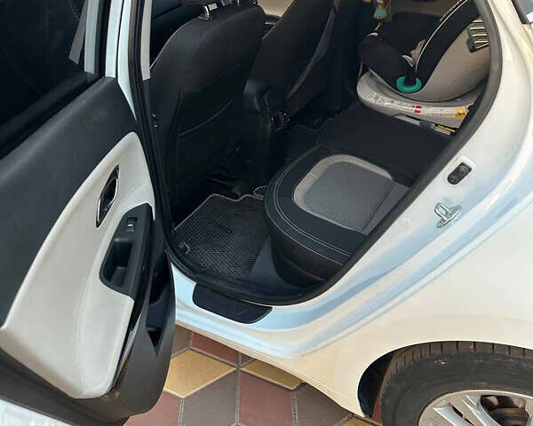 Белый Киа Сид, объемом двигателя 1.58 л и пробегом 62 тыс. км за 13000 $, фото 9 на Automoto.ua
