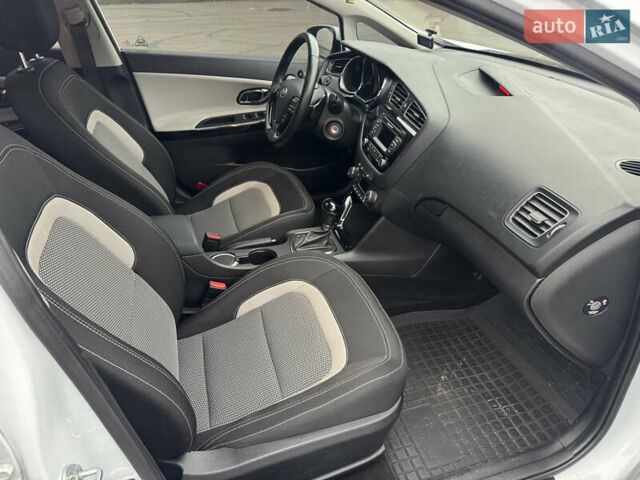 Білий Кіа Сід, об'ємом двигуна 1.6 л та пробігом 83 тис. км за 12300 $, фото 6 на Automoto.ua