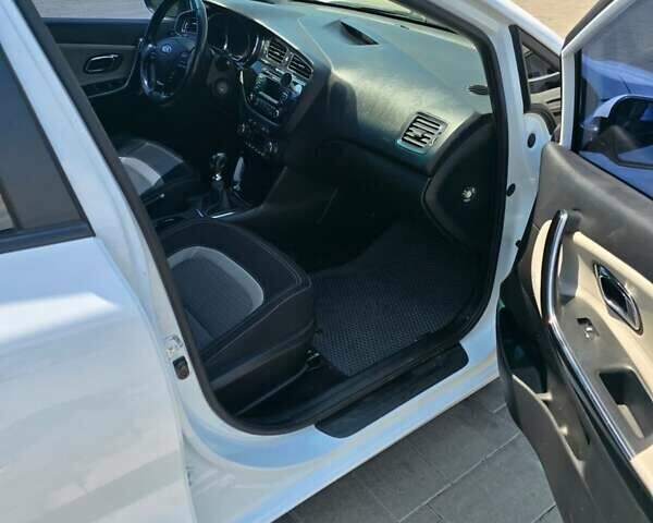 Белый Киа Сид, объемом двигателя 1.6 л и пробегом 120 тыс. км за 9600 $, фото 2 на Automoto.ua