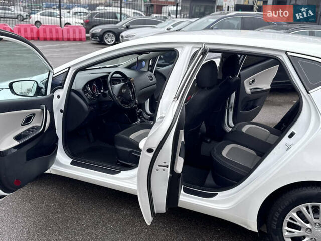 Білий Кіа Сід, об'ємом двигуна 1.59 л та пробігом 147 тис. км за 13300 $, фото 17 на Automoto.ua