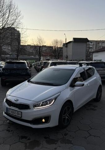 Белый Киа Сид, объемом двигателя 1.6 л и пробегом 134 тыс. км за 11900 $, фото 2 на Automoto.ua