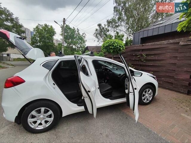 Белый Киа Сид, объемом двигателя 1.58 л и пробегом 149 тыс. км за 11900 $, фото 3 на Automoto.ua