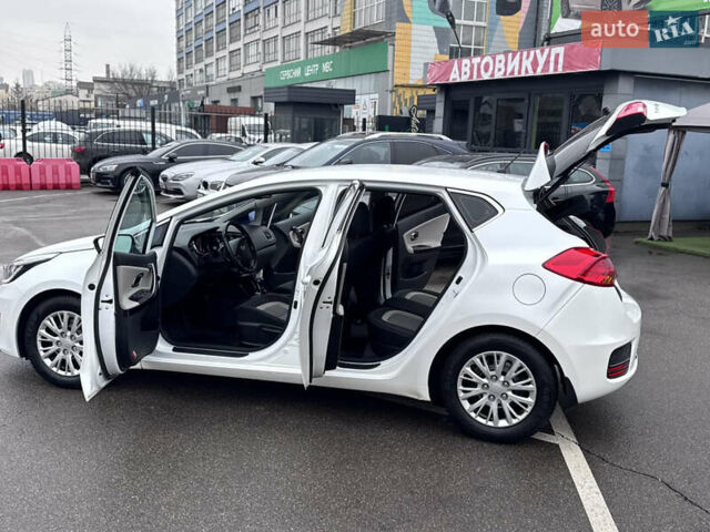 Білий Кіа Сід, об'ємом двигуна 1.59 л та пробігом 147 тис. км за 13300 $, фото 16 на Automoto.ua