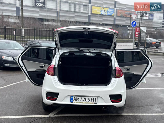 Білий Кіа Сід, об'ємом двигуна 1.59 л та пробігом 147 тис. км за 13300 $, фото 15 на Automoto.ua