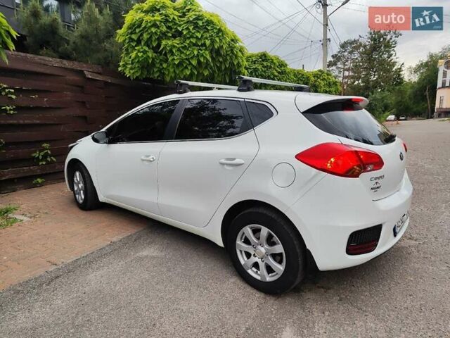 Белый Киа Сид, объемом двигателя 1.58 л и пробегом 149 тыс. км за 11900 $, фото 2 на Automoto.ua