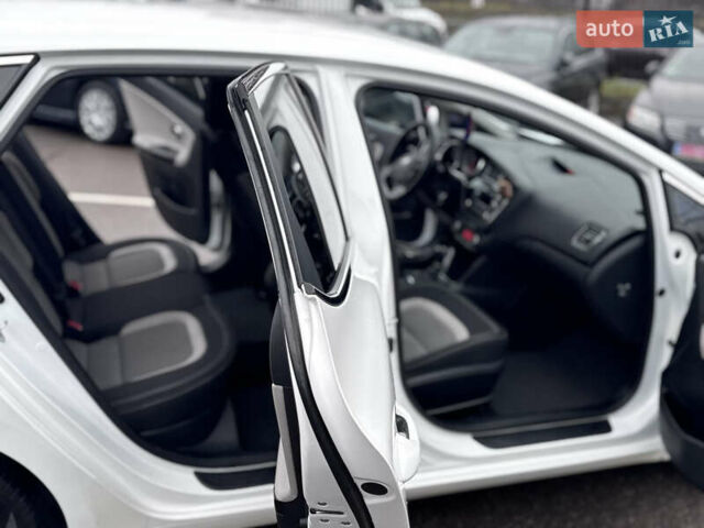 Білий Кіа Сід, об'ємом двигуна 1.59 л та пробігом 147 тис. км за 13300 $, фото 14 на Automoto.ua