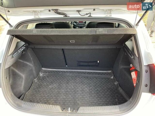 Білий Кіа Сід, об'ємом двигуна 1.59 л та пробігом 57 тис. км за 13800 $, фото 9 на Automoto.ua