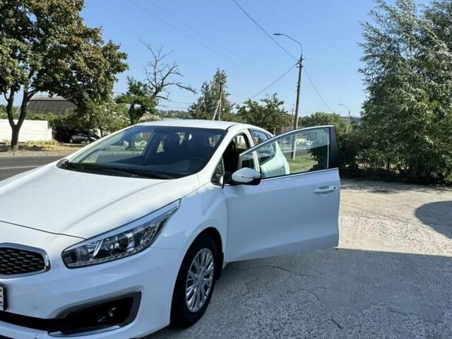 Белый Киа Сид, объемом двигателя 0 л и пробегом 100 тыс. км за 12300 $, фото 1 на Automoto.ua