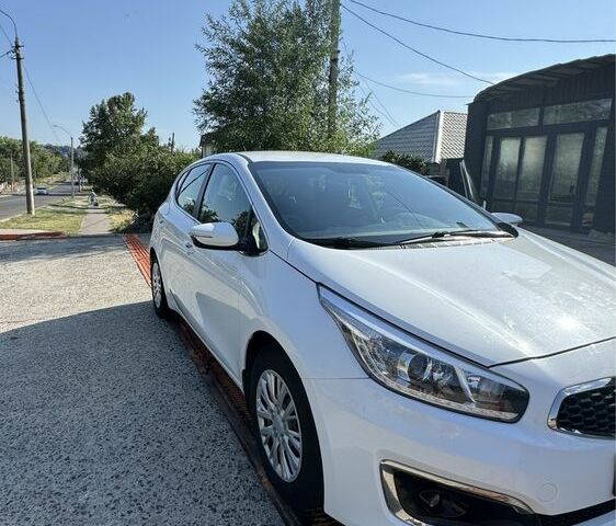 Киа Сид 2018 в Киеве на Automoto.ua Белый Киа Сид, объемом двигателя 1.6 л и пробегом 90 тыс. км за 12000 $, фото 1 на Automoto.ua