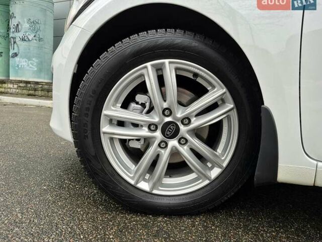 Білий Кіа Сід, об'ємом двигуна 1.6 л та пробігом 100 тис. км за 13999 $, фото 79 на Automoto.ua