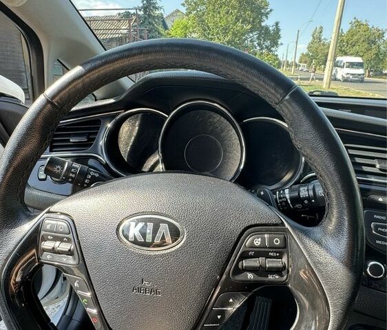 Киа Сид 2018 в Киеве на Automoto.ua Белый Киа Сид, объемом двигателя 1.6 л и пробегом 90 тыс. км за 12000 $, фото 3 на Automoto.ua