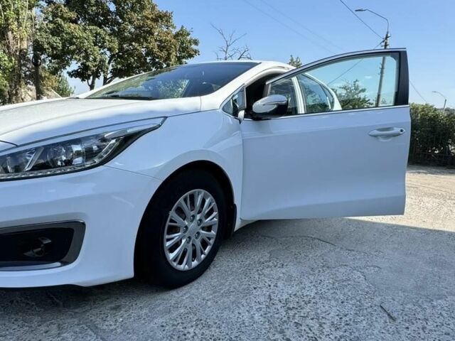 Белый Киа Сид, объемом двигателя 0 л и пробегом 100 тыс. км за 12300 $, фото 2 на Automoto.ua