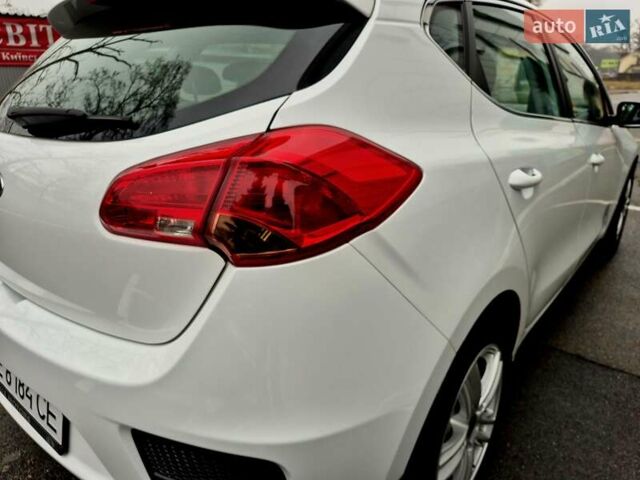Білий Кіа Сід, об'ємом двигуна 1.6 л та пробігом 100 тис. км за 13999 $, фото 19 на Automoto.ua