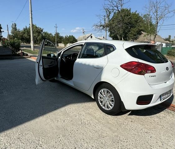 Киа Сид 2018 в Киеве на Automoto.ua Белый Киа Сид, объемом двигателя 1.6 л и пробегом 90 тыс. км за 12000 $, фото 2 на Automoto.ua