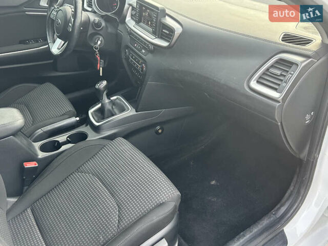 Білий Кіа Сід, об'ємом двигуна 1.37 л та пробігом 37 тис. км за 12700 $, фото 15 на Automoto.ua