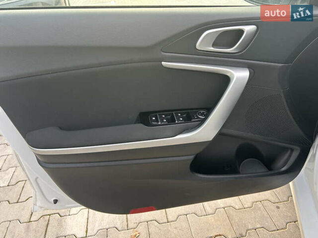 Білий Кіа Сід, об'ємом двигуна 1.37 л та пробігом 37 тис. км за 12900 $, фото 8 на Automoto.ua