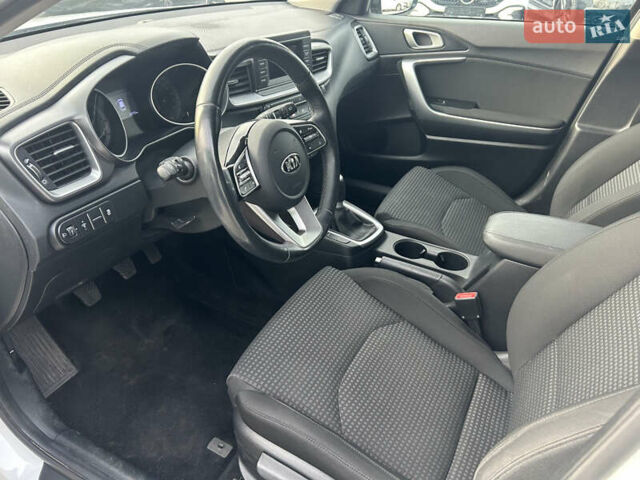 Білий Кіа Сід, об'ємом двигуна 1.37 л та пробігом 37 тис. км за 12700 $, фото 4 на Automoto.ua