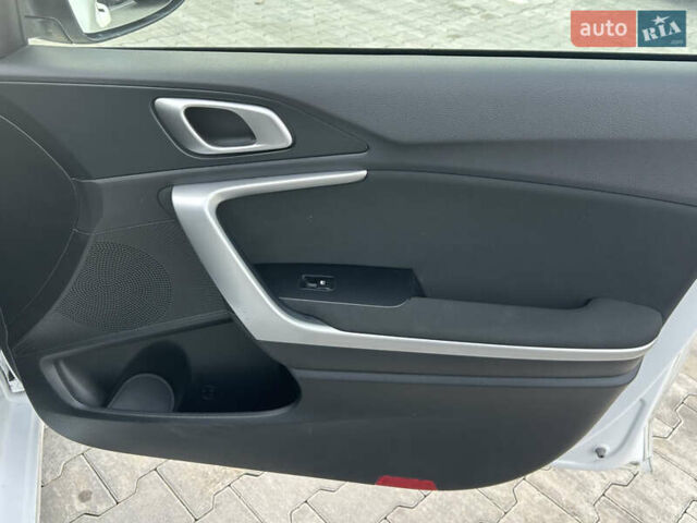 Білий Кіа Сід, об'ємом двигуна 1.37 л та пробігом 37 тис. км за 12900 $, фото 14 на Automoto.ua
