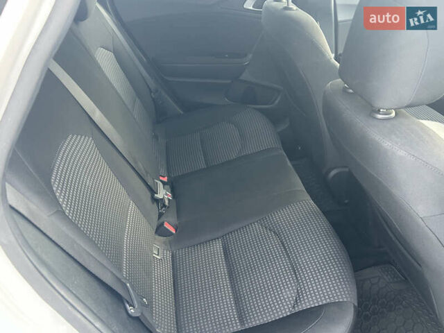 Білий Кіа Сід, об'ємом двигуна 1.37 л та пробігом 37 тис. км за 12900 $, фото 16 на Automoto.ua