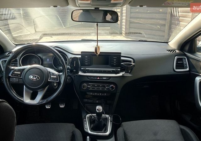 Белый Киа Сид, объемом двигателя 1.59 л и пробегом 169 тыс. км за 11000 $, фото 5 на Automoto.ua