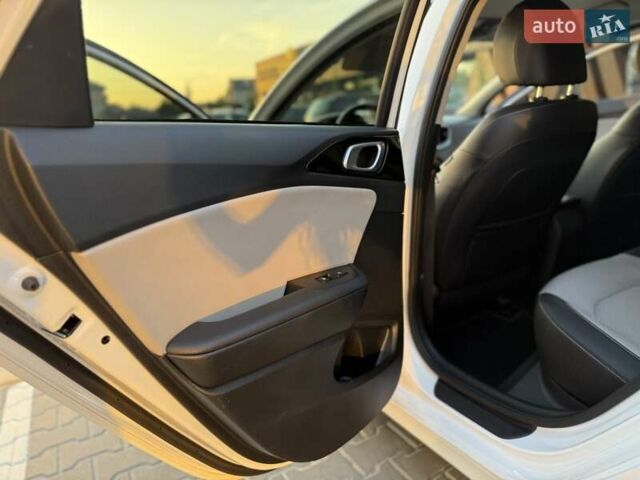 Белый Киа Сид, объемом двигателя 1.59 л и пробегом 128 тыс. км за 16000 $, фото 10 на Automoto.ua