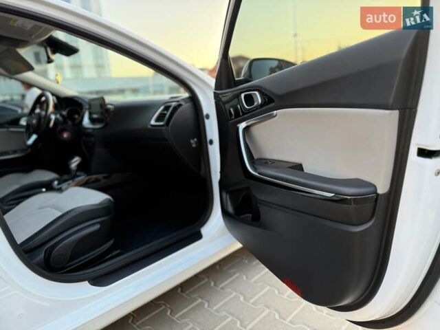 Белый Киа Сид, объемом двигателя 1.59 л и пробегом 128 тыс. км за 16000 $, фото 5 на Automoto.ua