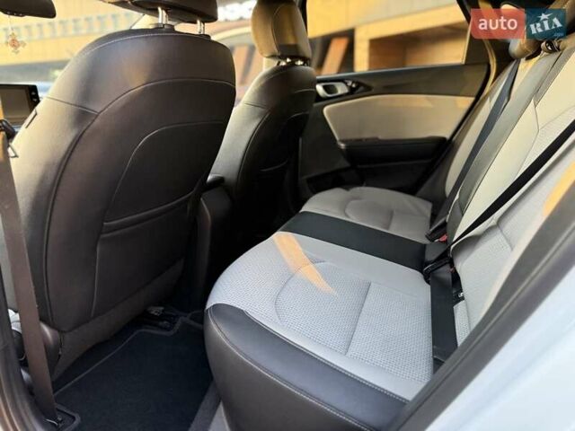 Белый Киа Сид, объемом двигателя 1.59 л и пробегом 128 тыс. км за 16000 $, фото 12 на Automoto.ua