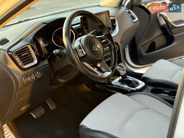 Белый Киа Сид, объемом двигателя 1.59 л и пробегом 128 тыс. км за 16000 $, фото 14 на Automoto.ua