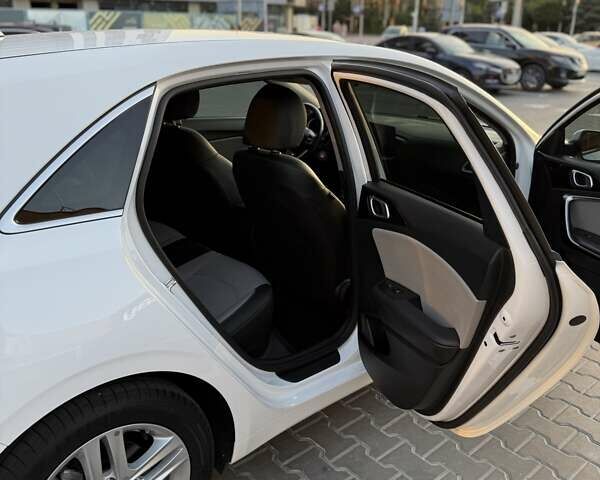 Белый Киа Сид, объемом двигателя 1.59 л и пробегом 128 тыс. км за 16000 $, фото 9 на Automoto.ua