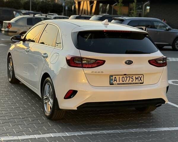 Белый Киа Сид, объемом двигателя 1.59 л и пробегом 128 тыс. км за 16000 $, фото 3 на Automoto.ua