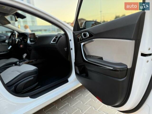 Белый Киа Сид, объемом двигателя 1.59 л и пробегом 128 тыс. км за 16000 $, фото 7 на Automoto.ua