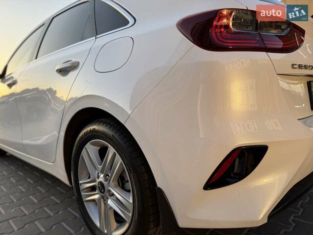 Белый Киа Сид, объемом двигателя 1.59 л и пробегом 128 тыс. км за 16000 $, фото 11 на Automoto.ua