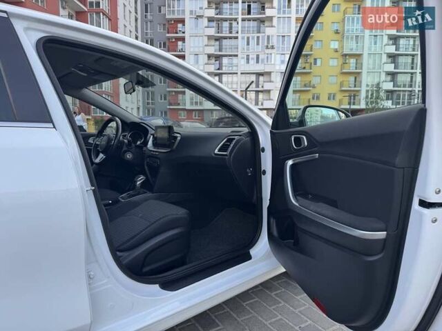 Білий Кіа Сід, об'ємом двигуна 1.59 л та пробігом 32 тис. км за 17950 $, фото 15 на Automoto.ua