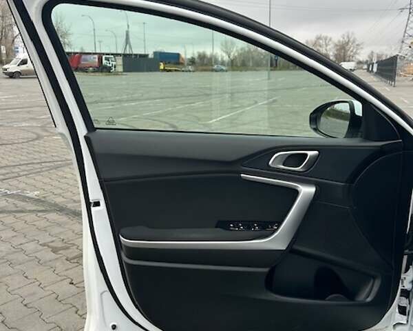 Белый Киа Сид, объемом двигателя 1.59 л и пробегом 76 тыс. км за 16300 $, фото 7 на Automoto.ua