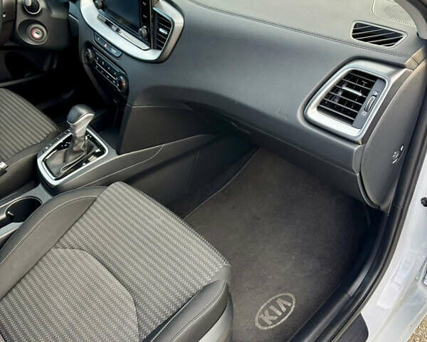 Білий Кіа Сід, об'ємом двигуна 1.59 л та пробігом 75 тис. км за 17800 $, фото 22 на Automoto.ua