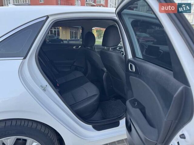 Білий Кіа Сід, об'ємом двигуна 1.59 л та пробігом 32 тис. км за 17950 $, фото 14 на Automoto.ua