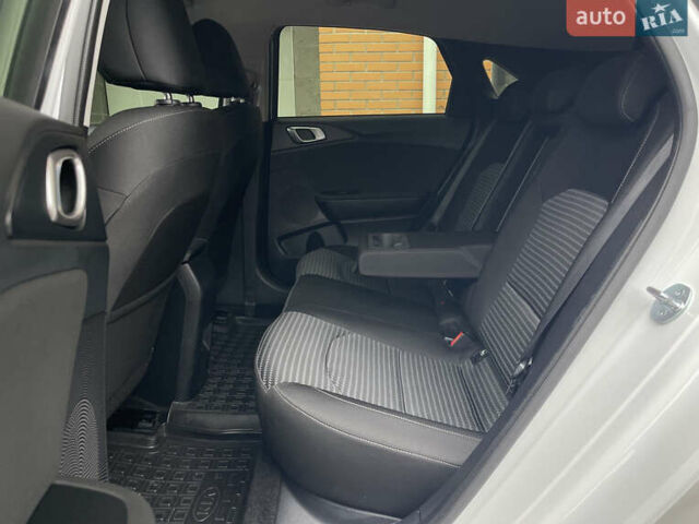 Білий Кіа Сід, об'ємом двигуна 1.6 л та пробігом 30 тис. км за 18900 $, фото 27 на Automoto.ua