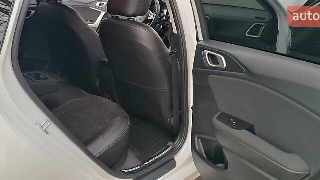 Белый Киа Сид, объемом двигателя 1.59 л и пробегом 33 тыс. км за 18100 $, фото 4 на Automoto.ua