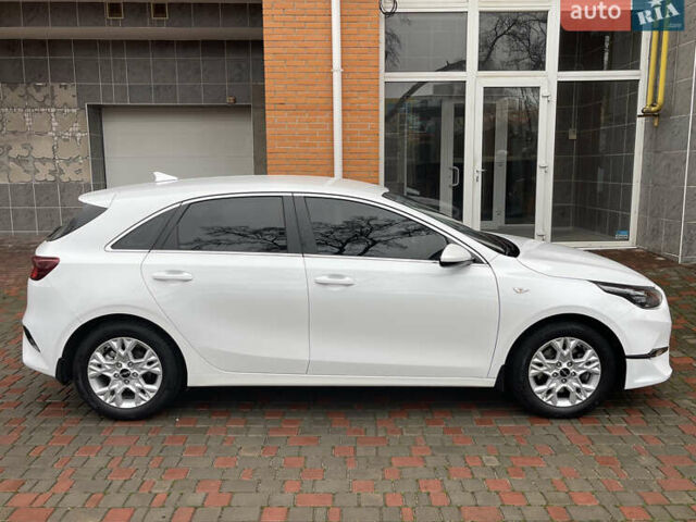 Білий Кіа Сід, об'ємом двигуна 1.6 л та пробігом 30 тис. км за 18900 $, фото 4 на Automoto.ua