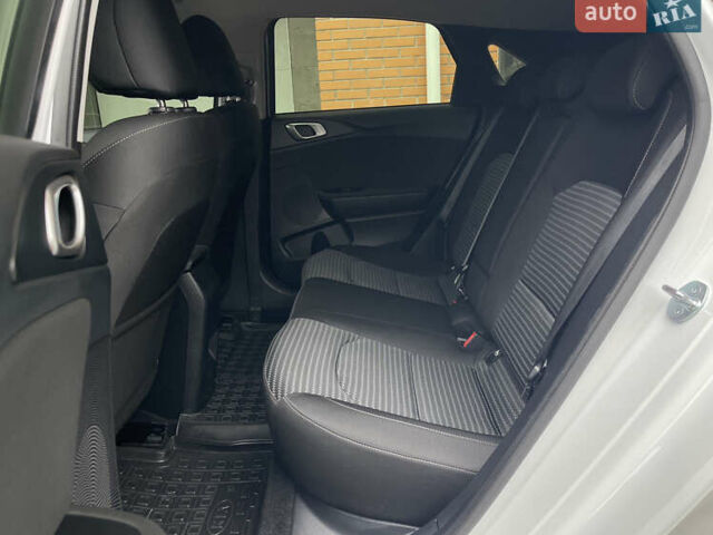 Білий Кіа Сід, об'ємом двигуна 1.6 л та пробігом 30 тис. км за 18900 $, фото 26 на Automoto.ua