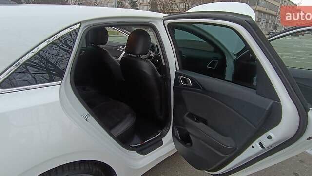 Белый Киа Сид, объемом двигателя 1.59 л и пробегом 33 тыс. км за 18100 $, фото 3 на Automoto.ua