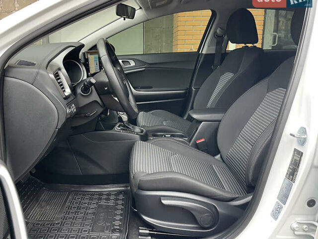 Білий Кіа Сід, об'ємом двигуна 1.6 л та пробігом 30 тис. км за 18900 $, фото 21 на Automoto.ua