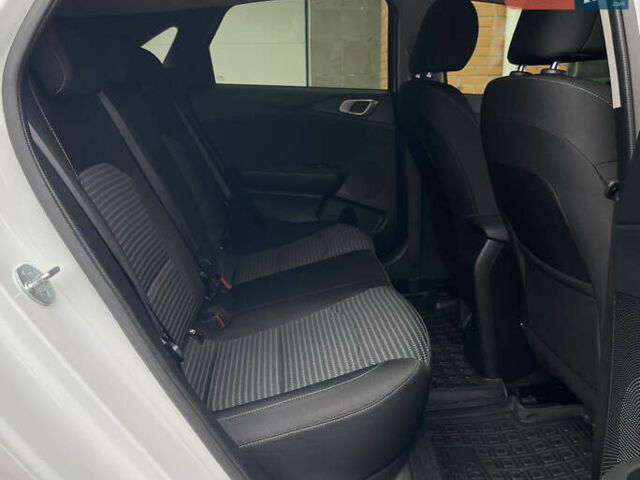 Білий Кіа Сід, об'ємом двигуна 1.6 л та пробігом 30 тис. км за 18900 $, фото 33 на Automoto.ua