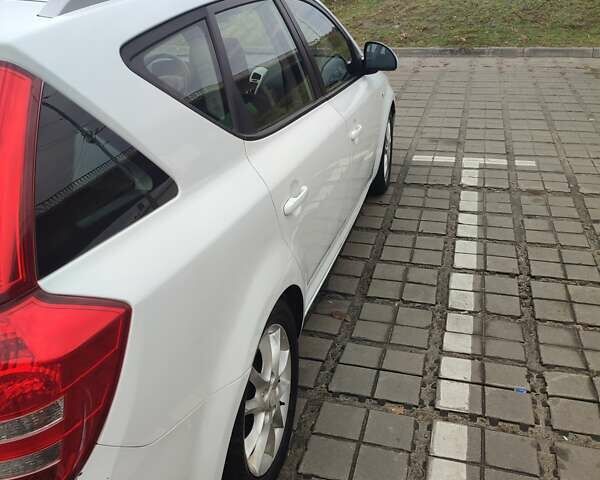 Белый Киа Сид, объемом двигателя 1.58 л и пробегом 330 тыс. км за 5000 $, фото 9 на Automoto.ua