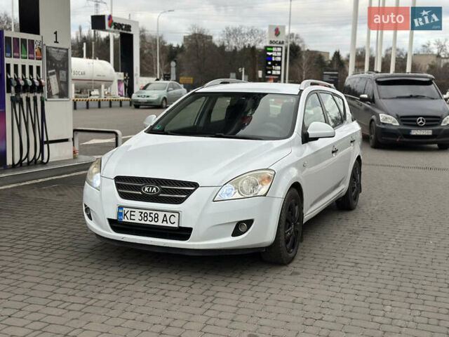 Белый Киа Сид, объемом двигателя 1.58 л и пробегом 381 тыс. км за 5200 $, фото 1 на Automoto.ua