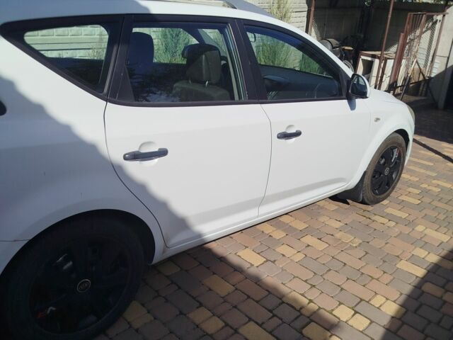 Белый Киа Сид, объемом двигателя 1.6 л и пробегом 380 тыс. км за 5700 $, фото 4 на Automoto.ua