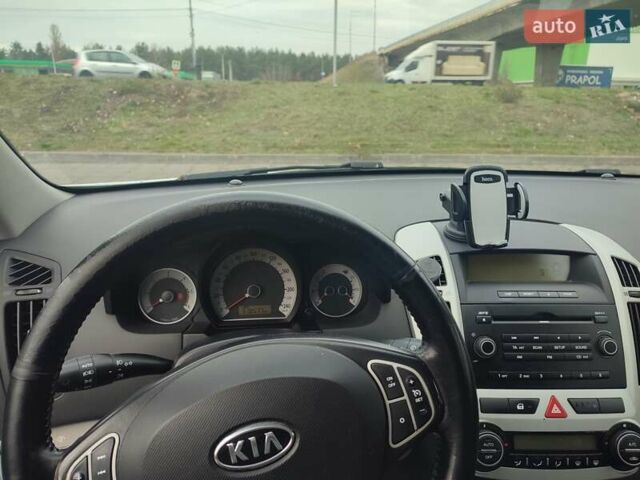Белый Киа Сид, объемом двигателя 1.58 л и пробегом 330 тыс. км за 5000 $, фото 12 на Automoto.ua