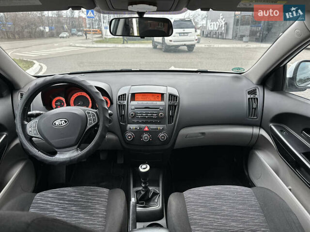 Белый Киа Сид, объемом двигателя 1.58 л и пробегом 381 тыс. км за 5200 $, фото 8 на Automoto.ua