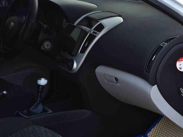 Белый Киа Сид, объемом двигателя 1.4 л и пробегом 252 тыс. км за 5499 $, фото 10 на Automoto.ua